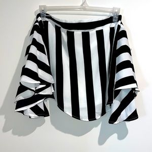 🌸 Venus black white striped top. Size small.